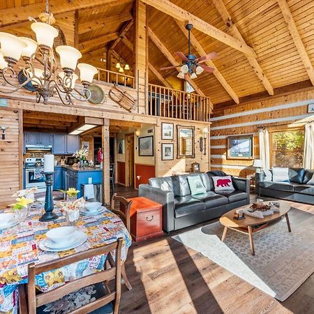 Barenberg Cabin - Secluded Unobstructed Panoramic Smoky Mountains View With Two Master Suites, Loft Game Room, And Hot Tub Gatlinburg Eksteriør bilde