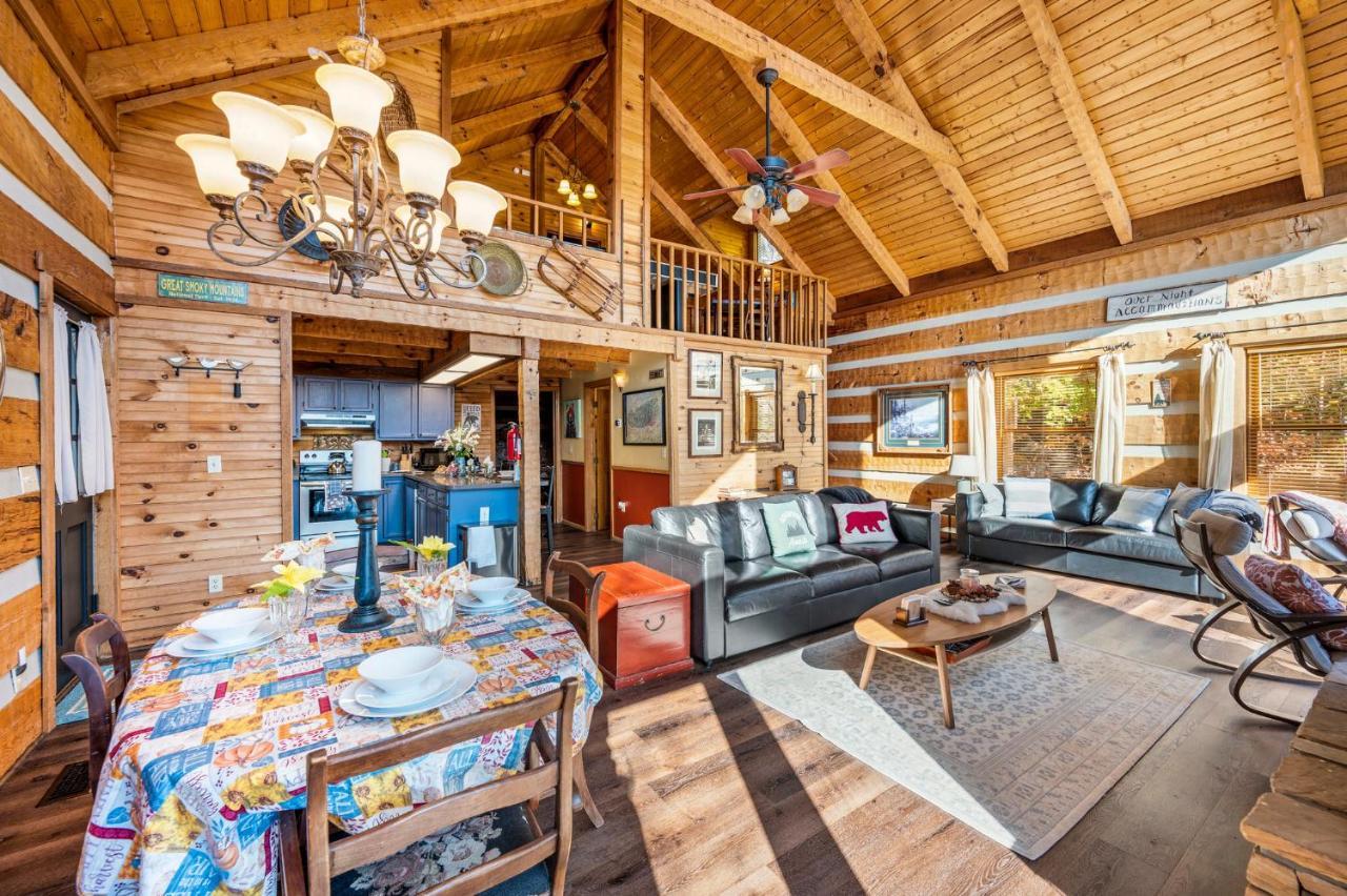 Barenberg Cabin - Secluded Unobstructed Panoramic Smoky Mountains View With Two Master Suites, Loft Game Room, And Hot Tub Gatlinburg Eksteriør bilde