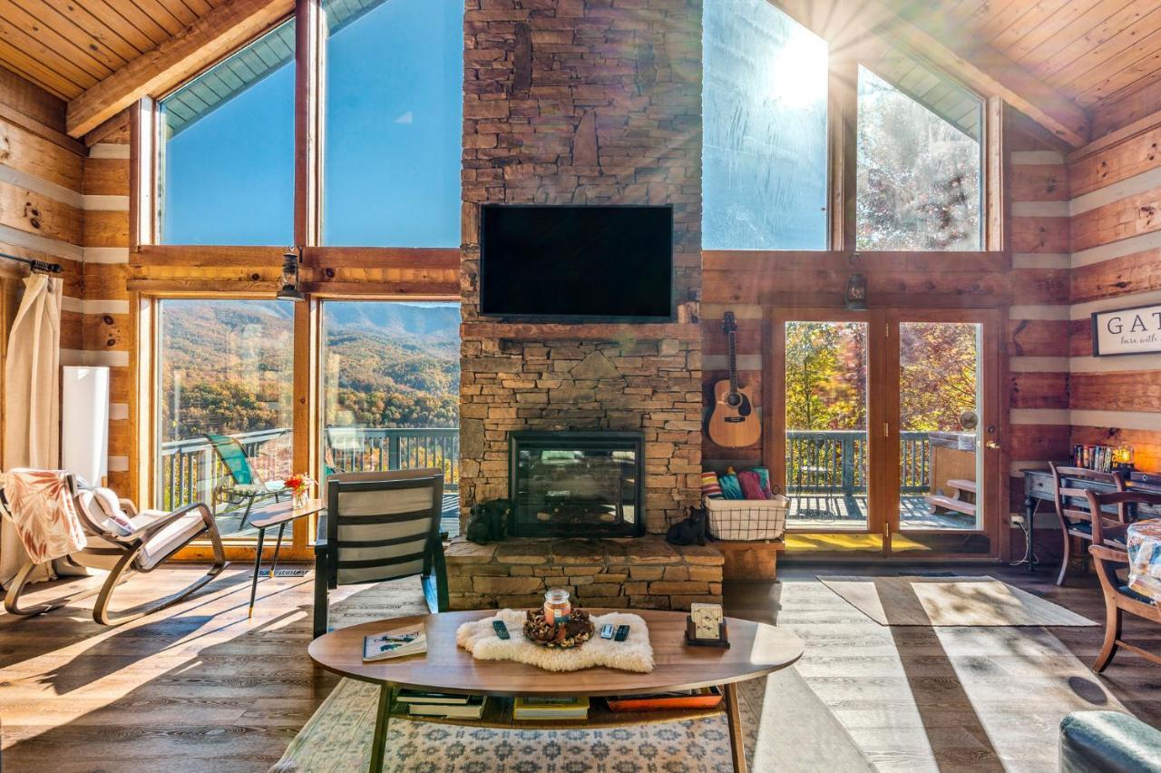 Barenberg Cabin - Secluded Unobstructed Panoramic Smoky Mountains View With Two Master Suites, Loft Game Room, And Hot Tub Gatlinburg Eksteriør bilde