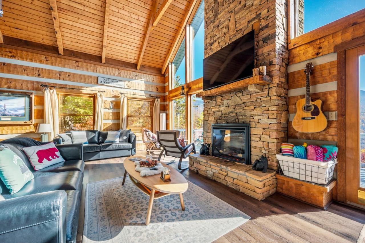 Barenberg Cabin - Secluded Unobstructed Panoramic Smoky Mountains View With Two Master Suites, Loft Game Room, And Hot Tub Gatlinburg Eksteriør bilde