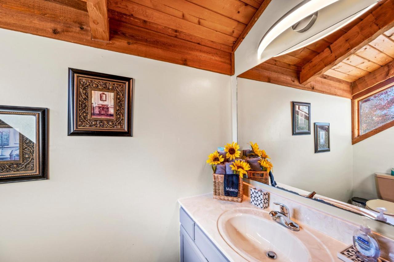 Barenberg Cabin - Secluded Unobstructed Panoramic Smoky Mountains View With Two Master Suites, Loft Game Room, And Hot Tub Gatlinburg Eksteriør bilde