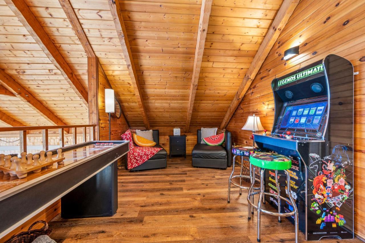 Barenberg Cabin - Secluded Unobstructed Panoramic Smoky Mountains View With Two Master Suites, Loft Game Room, And Hot Tub Gatlinburg Eksteriør bilde