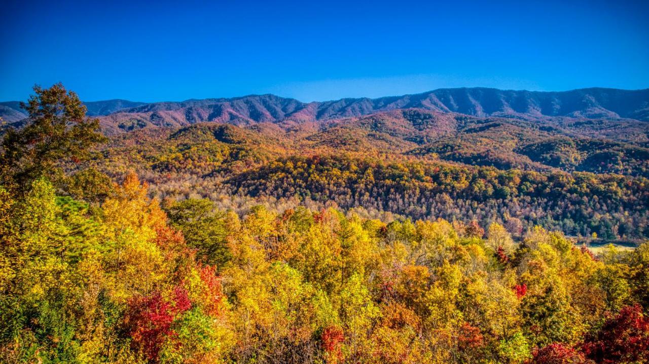 Barenberg Cabin - Secluded Unobstructed Panoramic Smoky Mountains View With Two Master Suites, Loft Game Room, And Hot Tub Gatlinburg Eksteriør bilde