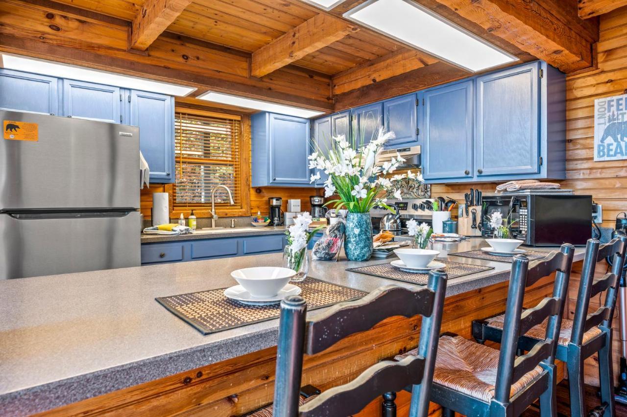 Barenberg Cabin - Secluded Unobstructed Panoramic Smoky Mountains View With Two Master Suites, Loft Game Room, And Hot Tub Gatlinburg Eksteriør bilde