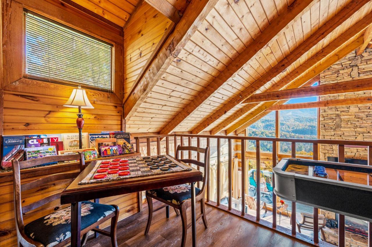 Barenberg Cabin - Secluded Unobstructed Panoramic Smoky Mountains View With Two Master Suites, Loft Game Room, And Hot Tub Gatlinburg Eksteriør bilde