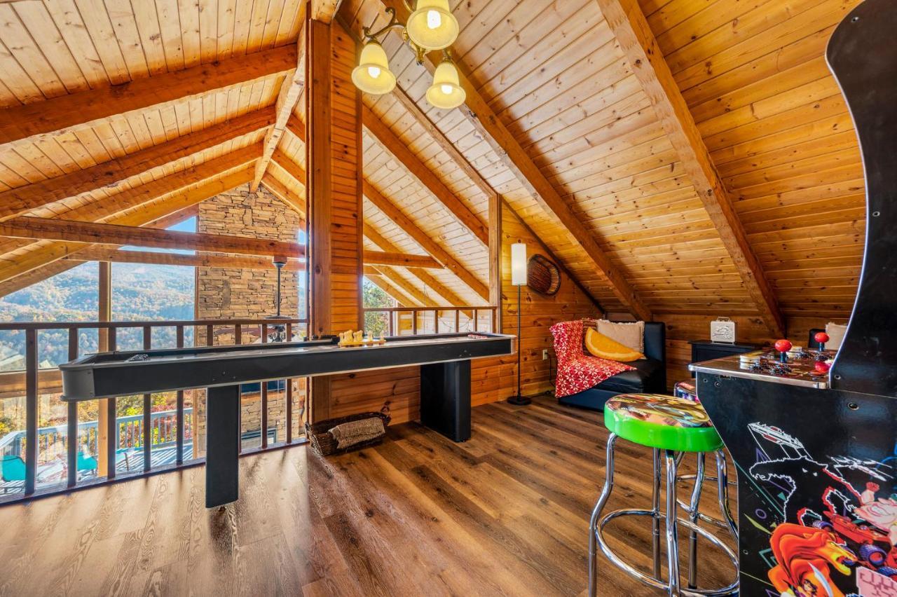 Barenberg Cabin - Secluded Unobstructed Panoramic Smoky Mountains View With Two Master Suites, Loft Game Room, And Hot Tub Gatlinburg Eksteriør bilde