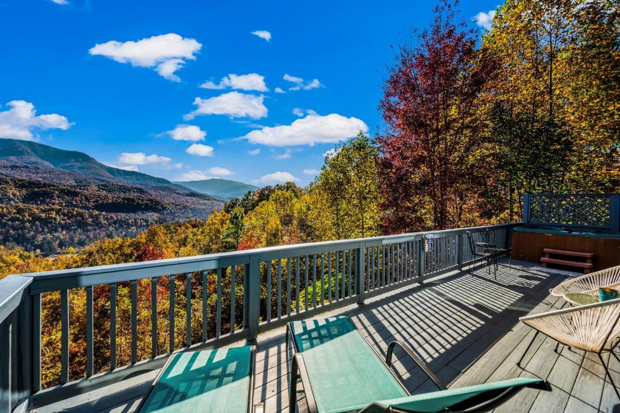Barenberg Cabin - Secluded Unobstructed Panoramic Smoky Mountains View With Two Master Suites, Loft Game Room, And Hot Tub Gatlinburg Eksteriør bilde