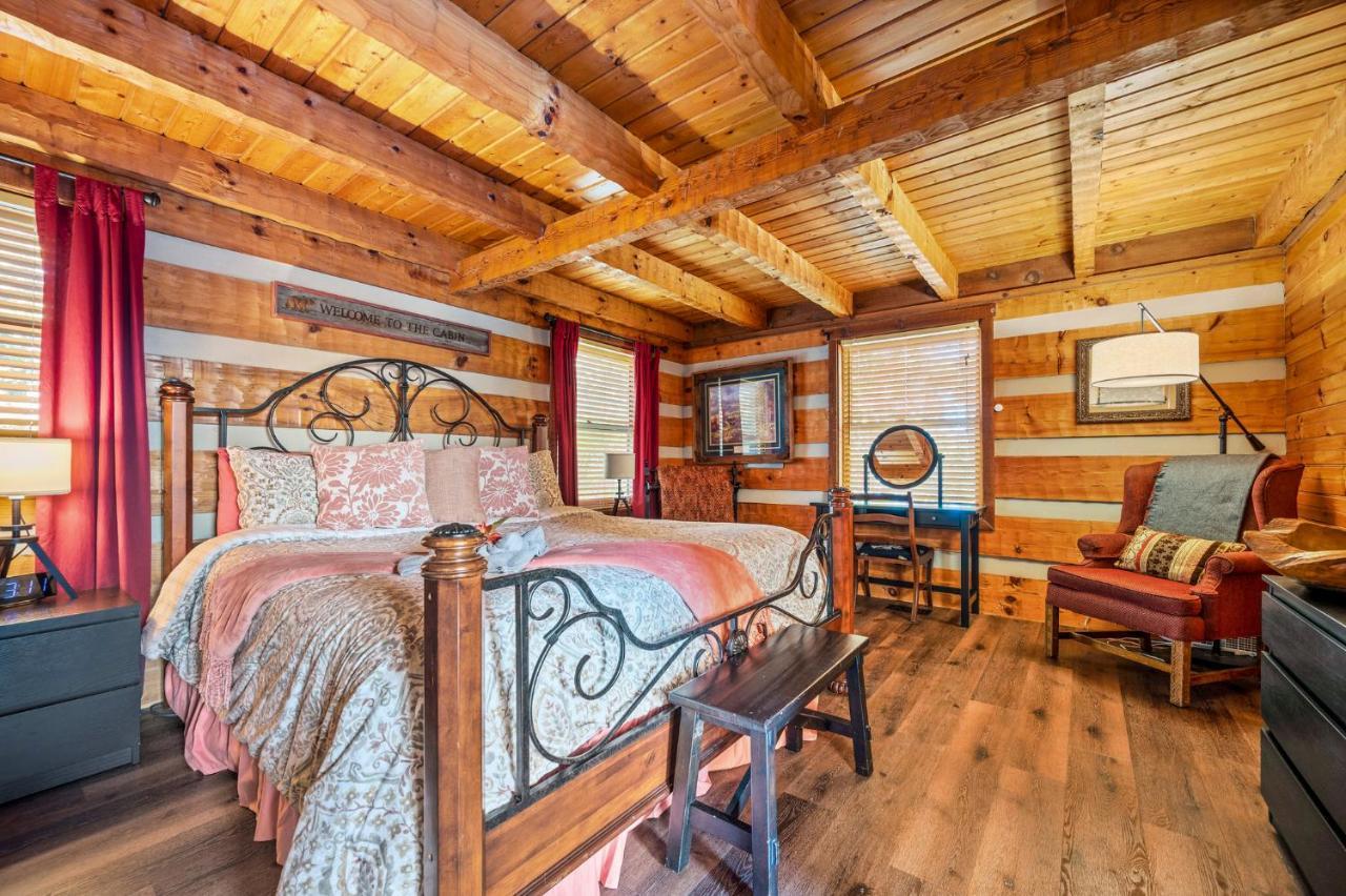 Barenberg Cabin - Secluded Unobstructed Panoramic Smoky Mountains View With Two Master Suites, Loft Game Room, And Hot Tub Gatlinburg Eksteriør bilde