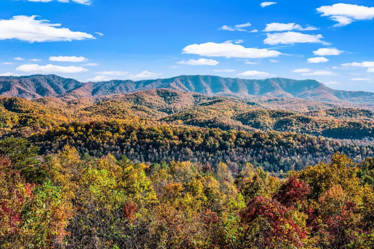 Barenberg Cabin - Secluded Unobstructed Panoramic Smoky Mountains View With Two Master Suites, Loft Game Room, And Hot Tub Gatlinburg Eksteriør bilde